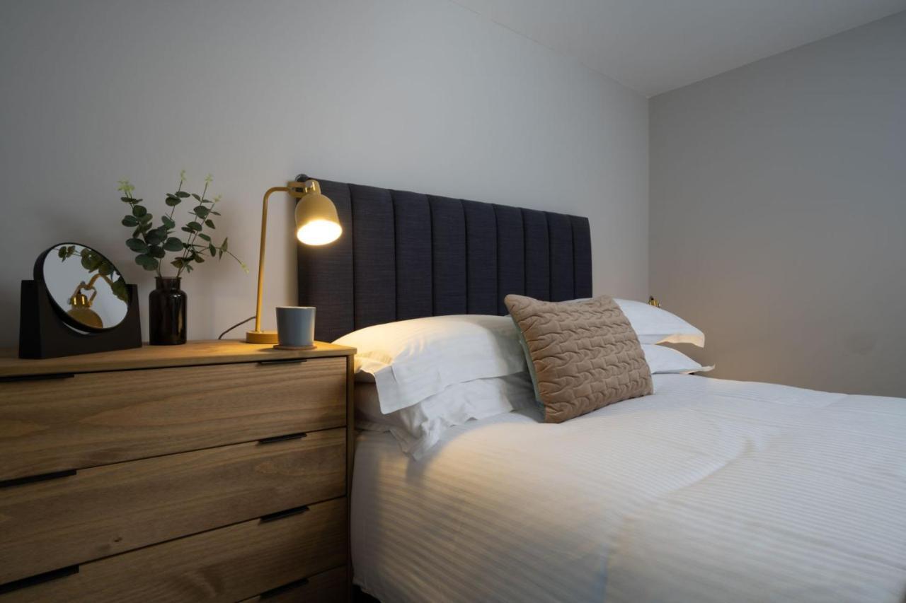 Spacious - Contemporary 2Br Apartment - Central Ambleside - Parking المظهر الخارجي الصورة