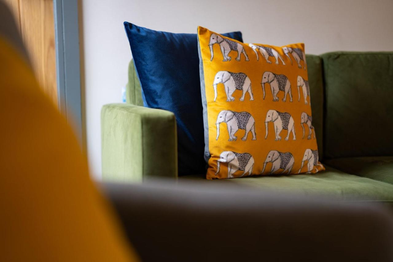 Spacious - Contemporary 2Br Apartment - Central Ambleside - Parking المظهر الخارجي الصورة