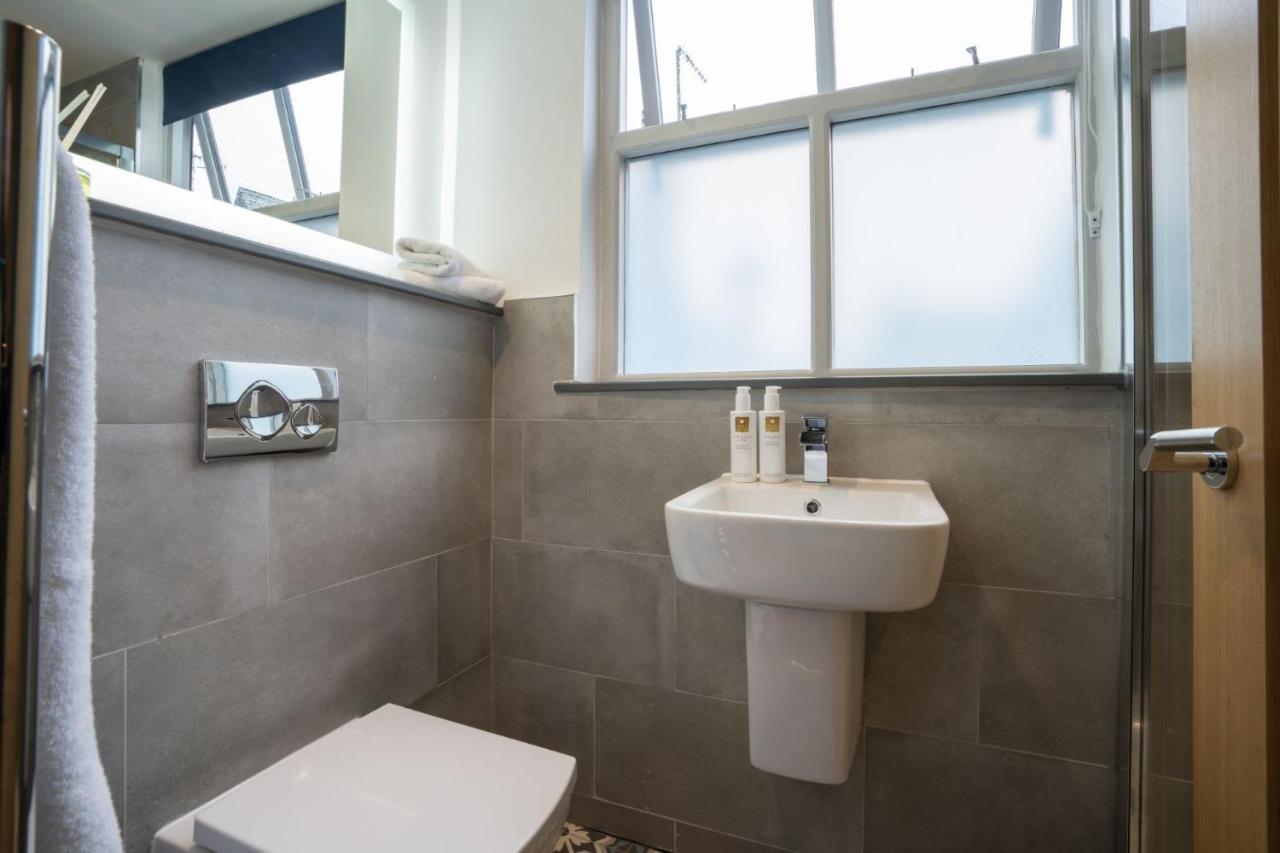 Spacious - Contemporary 2Br Apartment - Central Ambleside - Parking المظهر الخارجي الصورة