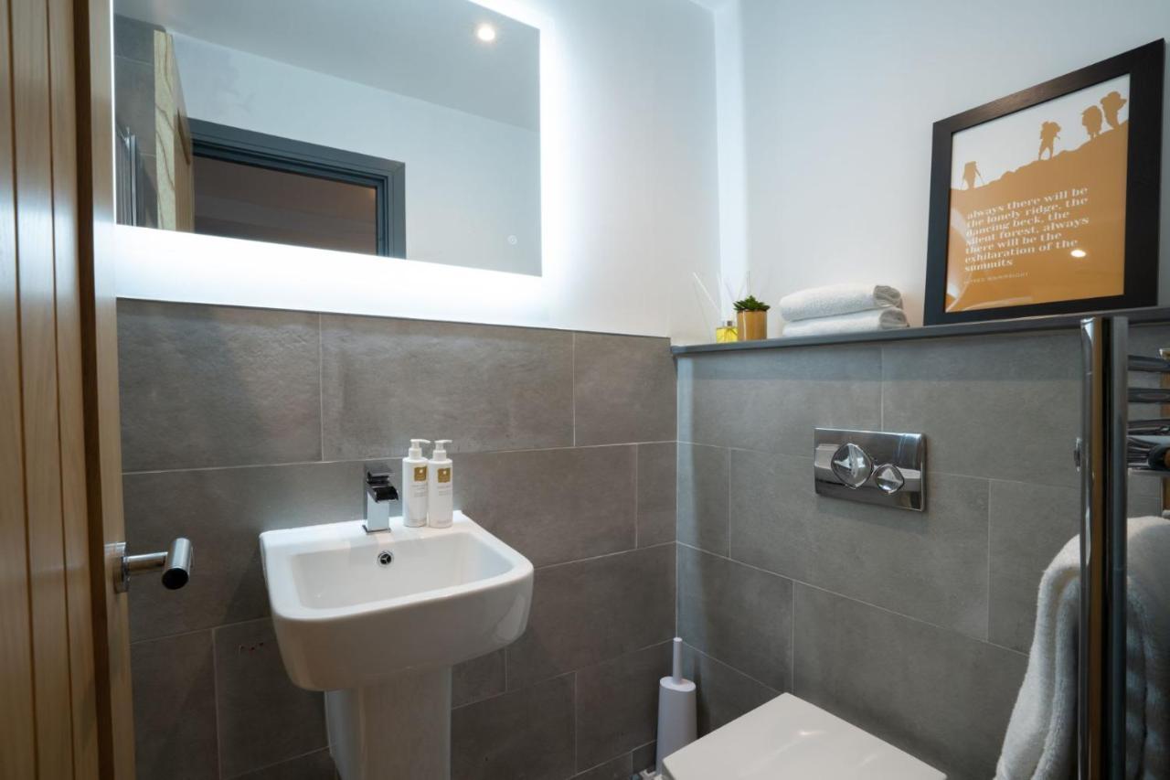 Spacious - Contemporary 2Br Apartment - Central Ambleside - Parking المظهر الخارجي الصورة