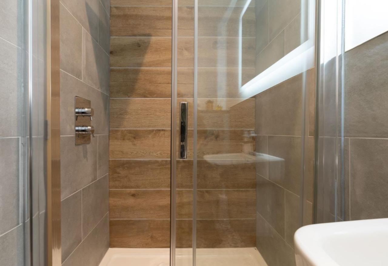 Spacious - Contemporary 2Br Apartment - Central Ambleside - Parking المظهر الخارجي الصورة