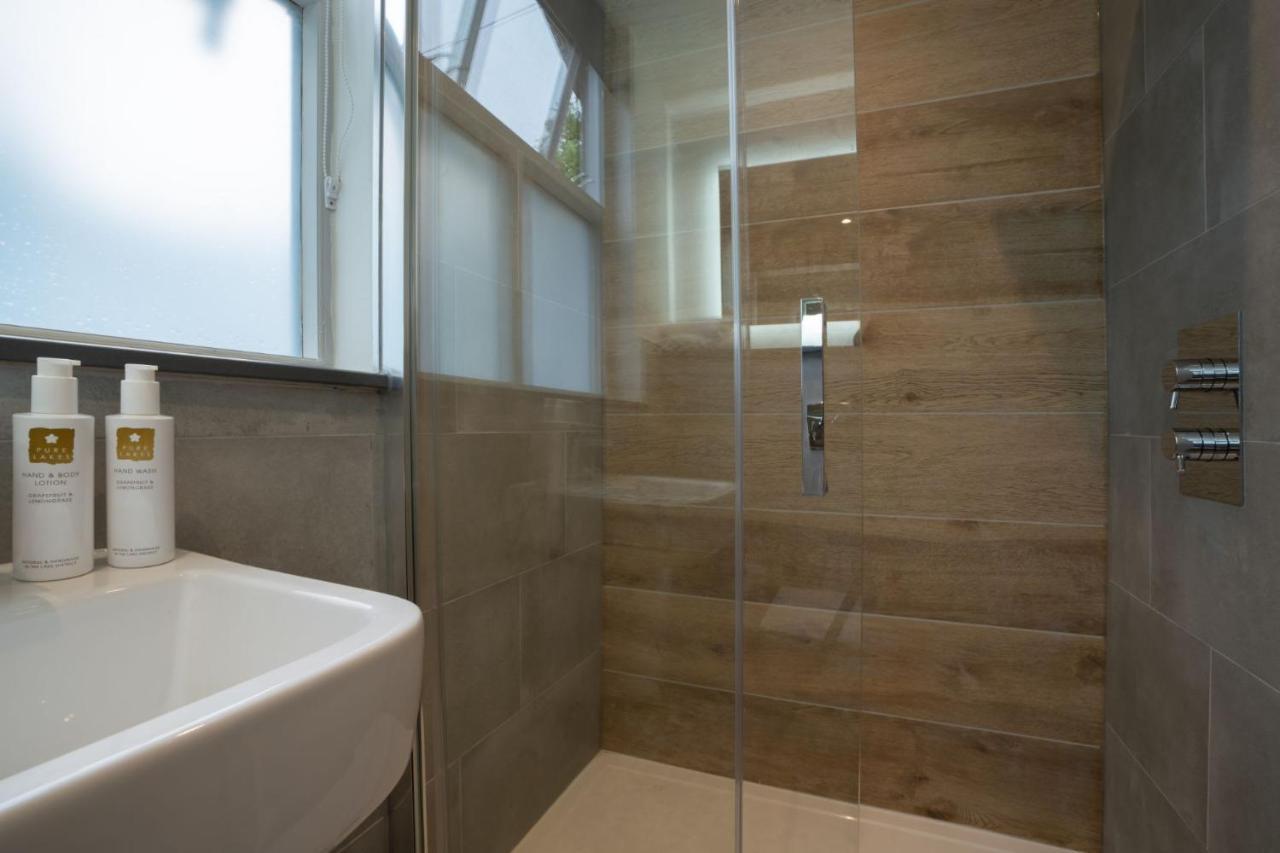 Spacious - Contemporary 2Br Apartment - Central Ambleside - Parking المظهر الخارجي الصورة