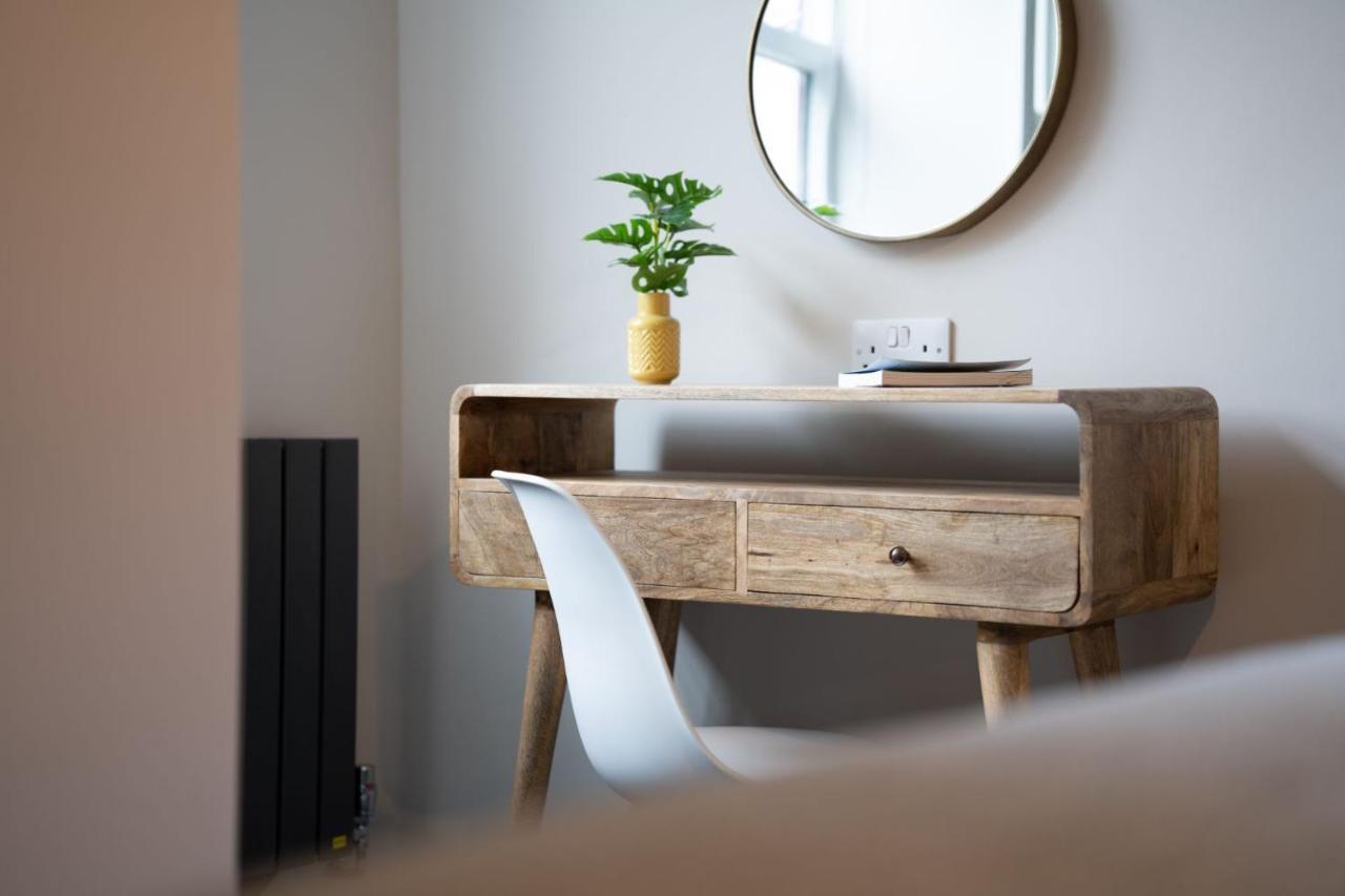 Spacious - Contemporary 2Br Apartment - Central Ambleside - Parking المظهر الخارجي الصورة