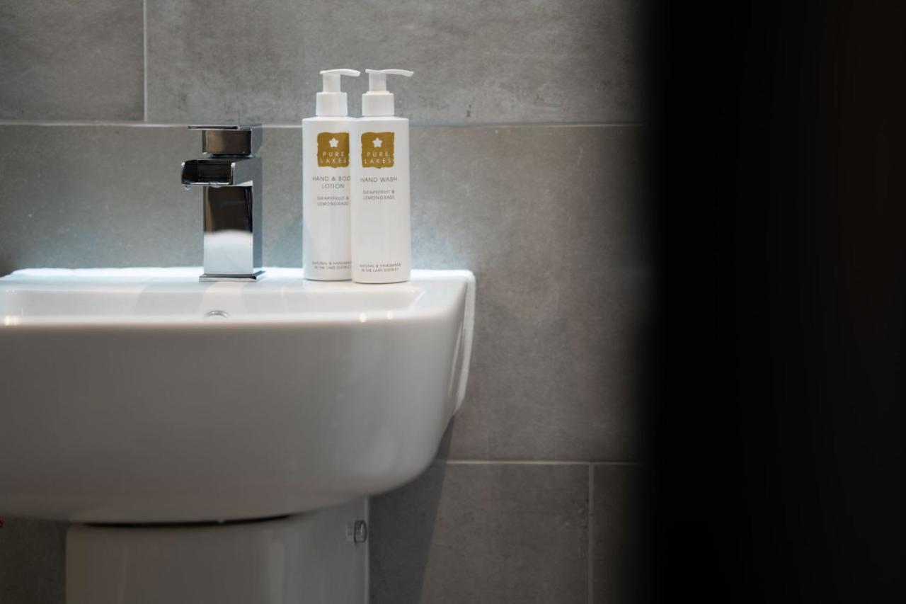 Spacious - Contemporary 2Br Apartment - Central Ambleside - Parking المظهر الخارجي الصورة